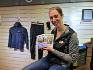 Kvinna håller 2 böcker