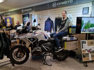 Kvinna sitter på en motorcykel.